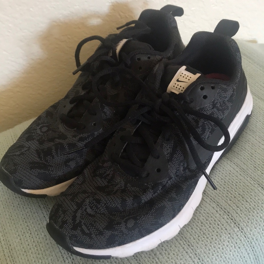 Womens Nike shoes!